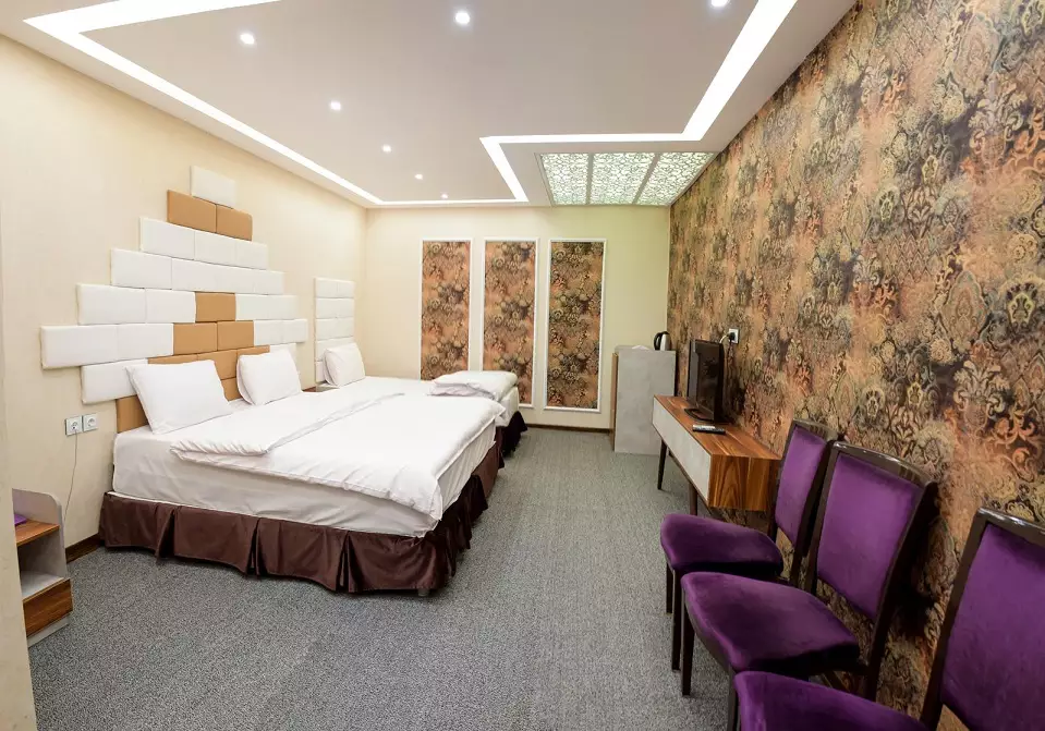 Alibaba https://cdn.alibaba.ir/ostorage/hotel-accommodation-images/6964e9596b43e2b9afa3bcdb_سه تخته دبل سينگل ممتازبدون پنجره.webp